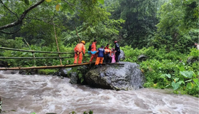 Tengah Berkemah, Tiga Remaja Tertimpa Tanah Longsor