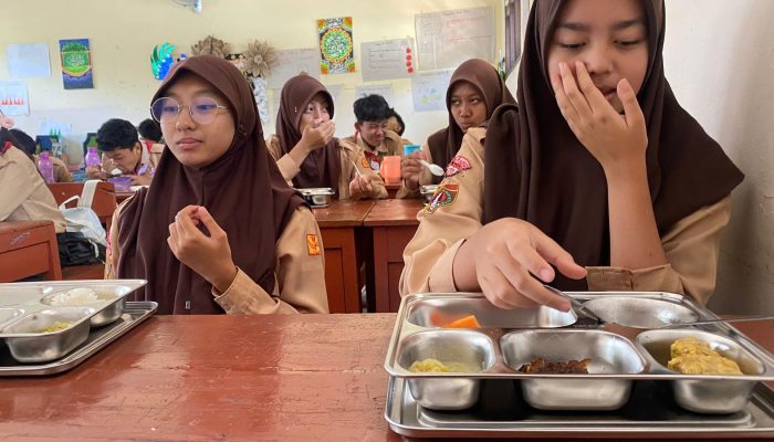 Review Makan Bergizi Gratis Hari ke 5: Menu Itu-itu Aja hingga Rasa Sayur Asam