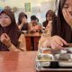 Siswa SMPN 12 saat mengonsumsi makan bergizi gratis