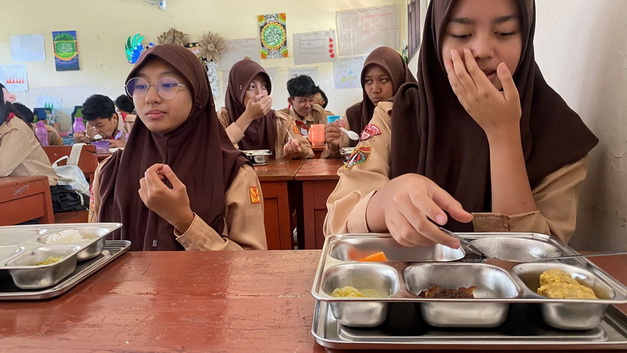 Siswa SMPN 12 saat mengonsumsi makan bergizi gratis