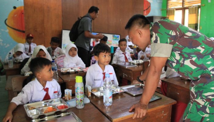 Distribusi Makanan Bergizi Gratis ke Sekolah-Sekolah, Siswa Antusias!