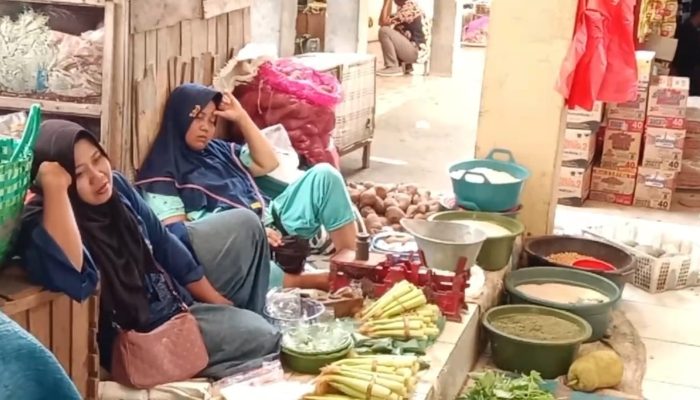 Pedagang Tertunduk Lesu, Kenaikan Harga Sembako di Pasar Sido Makmur Blora Picu Omset Turun