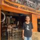 Perajin rumah arwah legendaris di Kota Semarang, Ong Bing Hok, imlek