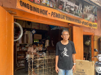 Perajin rumah arwah legendaris di Kota Semarang, Ong Bing Hok, imlek