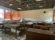 Atap plafon di salah satu ruang kelas SMKN 9 Semarang ambruk