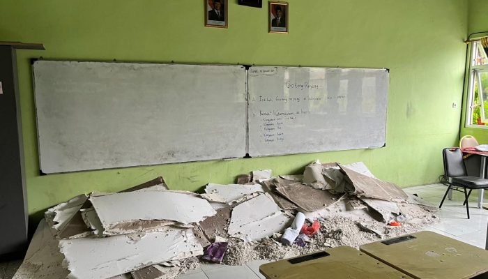 Hujan Lebat dan Angin Kencang Robohkan Plafon Ruang Kelas SMAN 6 Semarang