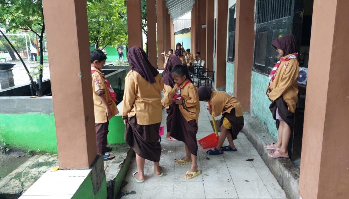 Banjir Surut, Siswa dan Guru Mulai Bersihkan Sekolah dari Sisa Genangan Air