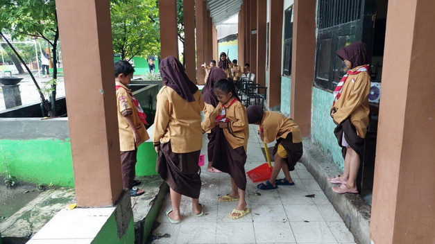 sisa banjir di SDN Muktiharjo Lor