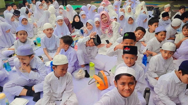 Siswa SDN Pedurungan Tengah 02 bekal makanan tradisional