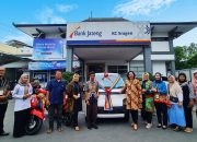 Pemimpin Bank Jateng Cabang Sragen, Sutanti (enam dari kanan) menyerahkan hadiah Undian Tabungan Bima kepada para nasabah didampingi oleh Wakil Pemimpin Bank Jateng Cabang Sragen, Eny Anjarwati (lima dari kanan) beserta para Pincapem se-wilayah Kabupaten Sragen di Kantor Bank Jateng Cabang Sragen, Rabu (8/1/2025).