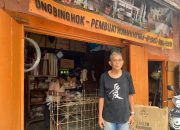 Perajin rumah arwah legendaris di Kota Semarang, Ong Bing Hok, imlek