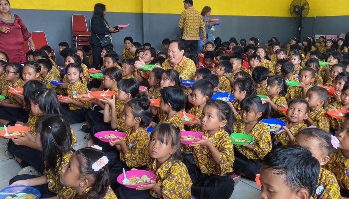 Rayakan Cap Go Meh, Siswa Sekolah Kuncup Melati Kota Semarang Santap Lontong Opor Bareng-bareng