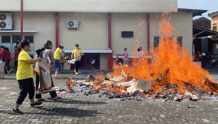 Klenteng Grajen Gelar Cisuak-Poun, Tradisi Tolak Bala dengan Bakar Ratusan “Orang-orangan”
