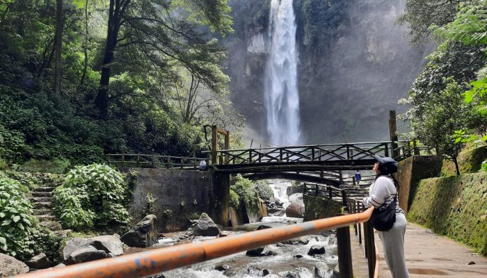 Pesona Air Terjun Grojogan Sewu Tawangmangu, Pemandangan Alam Yang Asri dan Udara Sejuknya