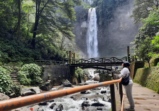 Pesona Air Terjun Grojogan Sewu Tawangmangu, Pemandangan Alam Yang Asri dan Udara Sejuknya