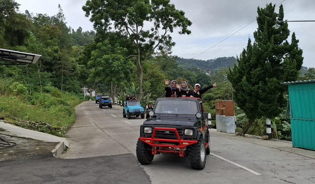 Serunya Adventure Jeep Jelajahi Destinasi Wisata di Tawangmangu