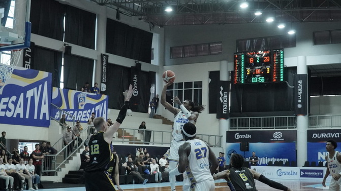 Prawira Bandung Menang atas Satya Wacana Salatiga dalam Laga IBL 2025 di Semarang