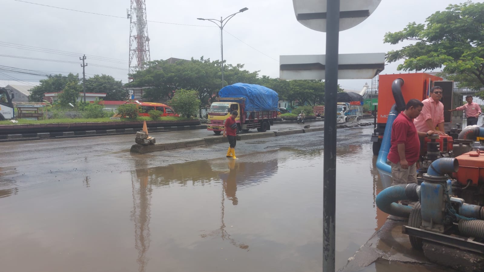 Semua Pompa Beroperasi, Genangan di Kaligawe Berangsur Surut