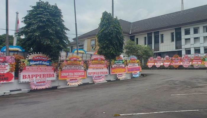 Tak Ada Penyambutan Kepala Daerah, Kantor Bupati Semarang Penuh Karangan Bunga Ucapan Selamat
