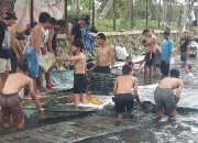 Sambut Bulan Ramadan, Warga Ramai-Ramai Cuci Karpet dan Tikar Masjid di Wisata Kali Muncul