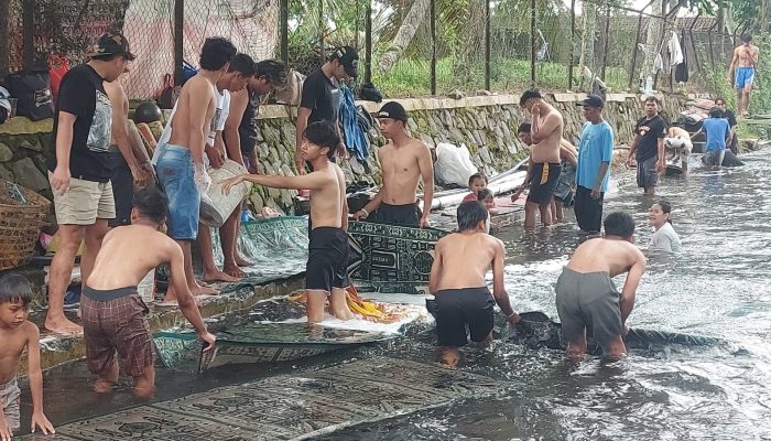 Sambut Bulan Ramadan, Warga Ramai-Ramai Cuci Karpet dan Tikar Masjid di Wisata Kali Muncul