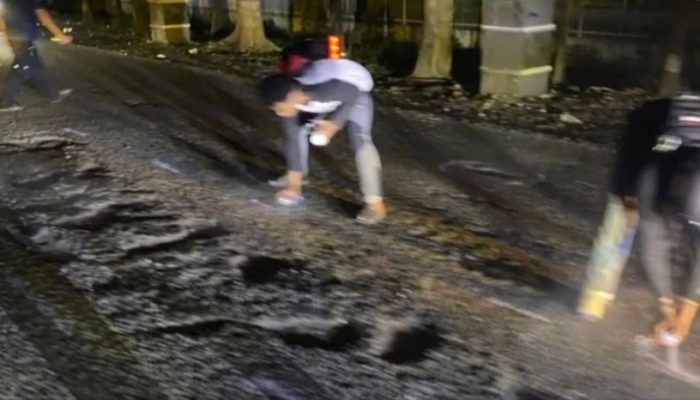 Prihatin Banyak Kecelakaan, Relawan Tandai Belasan Kilometer Jalanan Berlubang Semarang dengan Pilox