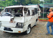 minibus ditabrak truk ngaliyan