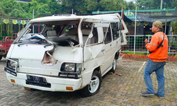 minibus ditabrak truk ngaliyan