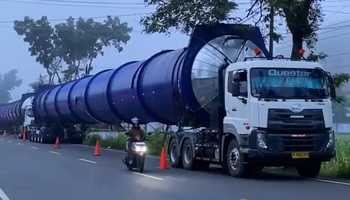 Viral Truk “Optimus Prime” Pengangkut Tabung Raksasa Parkir di Banyumas, Jadi Tontonan Warga