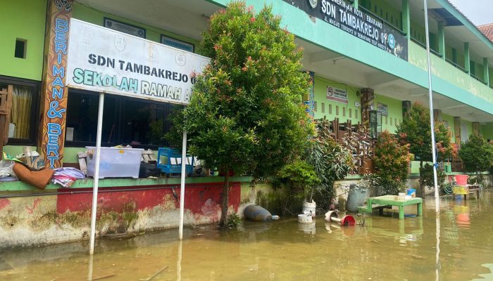 Terendam Banjir, Kegiatan Belajar SD di Semarang Dialihkan Lewat Daring
