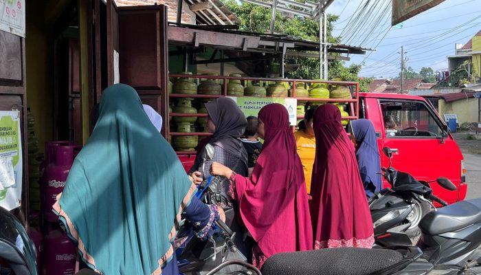 Gas Elpiji 3 Kg Masih Langka di Semarang, Warga Rela Antri-Harga Naik