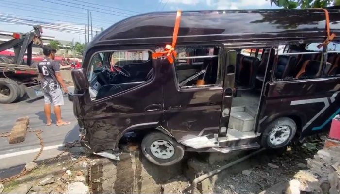Ban Meletus, Angkutan Umum Tabrak Pagar Warga di Ungaran, 3 Penumpang Luka-luka