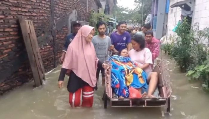 Sakit, Warga Tambakrejo Semarang Terpaksa Dievakuasi Pakai Becak saat Banjir