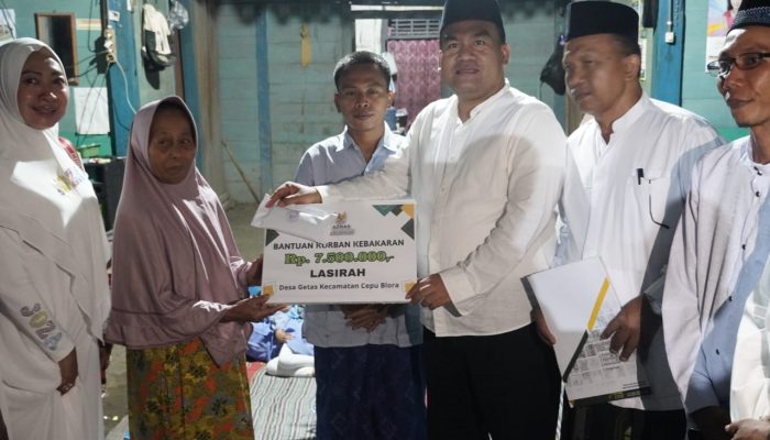 Jenguk Korban Kebakaran di Cepu, Bupati Blora Gercep Serahkan Bantuan