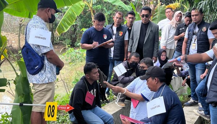 Fakta Rekonstruksi Kasus Darso: Tersangka Peragakan Tampar Korban Pakai Sandal hingga Tak Akui Pemukulan