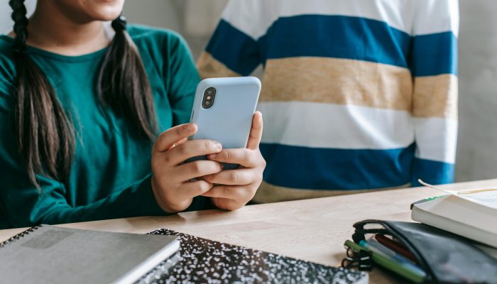 Pemerintah Bakal Batasi Usia Anak Akses Medsos, Ada Sanksi Tegas Ini