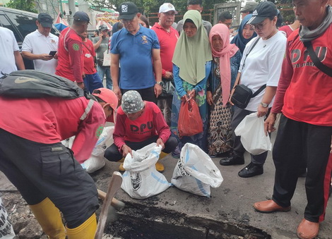 Hari Pertama Jabat Walikota, Agustin Pimpin Aksi Bersih Sampah di Johar Sambut Dugderan 2025