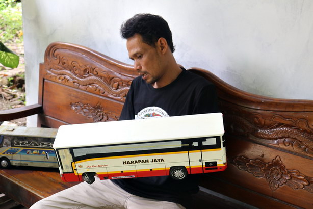 Miniatur Bus