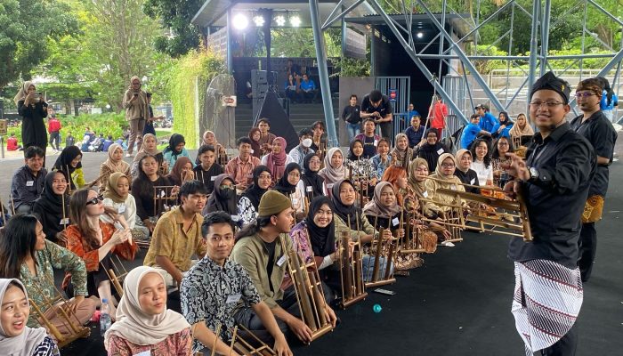 Ngabuburit Asyik Belajar Main Angklung di Taman Indonesia Kaya, Ajak Generasi Muda Cinta Budaya