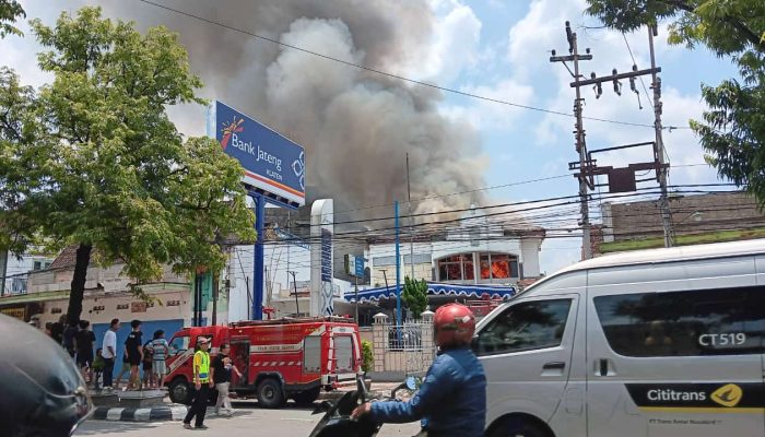 Viral Al-Qur’an Utuh di Tengah Kebakaran Bank Jateng Cabang Klaten, Padahal Area Mushola Ludes