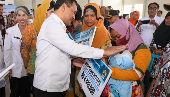 Tekan Kemiskinan, Gubernur Jawa Tengah Salurkan Bansos Kartu Jateng Sejahtera hingga Beras 10 Kg
