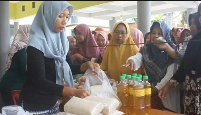 Harga Jauh di Bawah Pasaran, Bazar Paket Sembako Murah di Ngawen Blora Diserbu Warga
