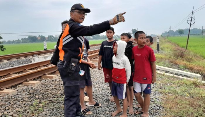 KAI Daop 4 Semarang Larang Aktivitas “Ngabuburit” di Jalur Kereta Api