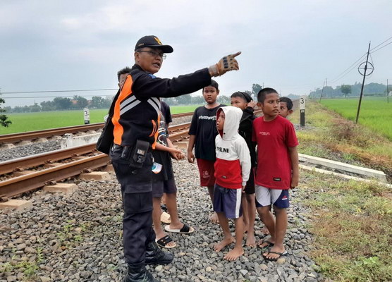 KAI Daop 4 Semarang Larang Aktivitas "Ngabuburit" di Jalur Kereta Api