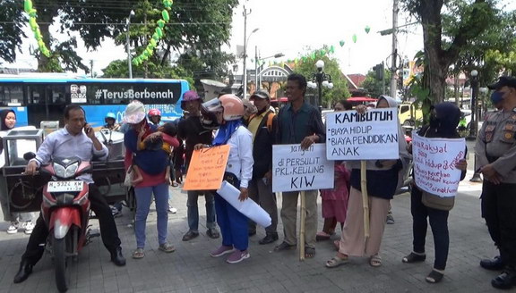 Puluhan PKL KIW Geruduk DPRD Kota Semarang, Gegara Tak Boleh Masuk dan Jualan di Kawasan