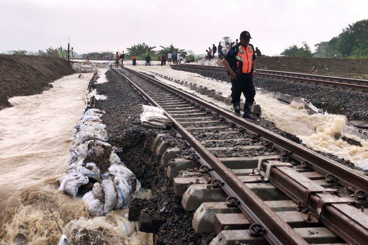 Aliran Sungai Tuntang Meluap, Jalur Kereta Api Stasiun Gubug - Stasiun Karangjati Ditutup