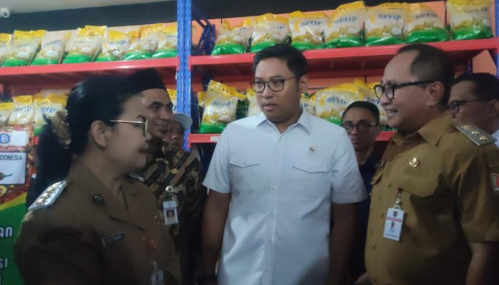 Pastikan Harga Terkendali, Wamentan Sudaryono Tinjau Operasi Pasar Murah di Kantor Pos Johar