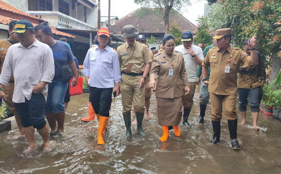 Tinjau Banjir, Walikota Agustina: Bakal Bikin Kolam Penampungan Antisipasi Kiriman Air Wilayah Atas