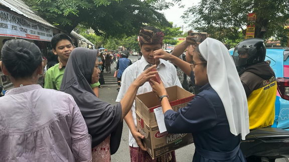 Semangat Toleransi di Semarang, Komunitas Lintas Agama Turun ke Jalan Bagi-bagi Takjil Gratis