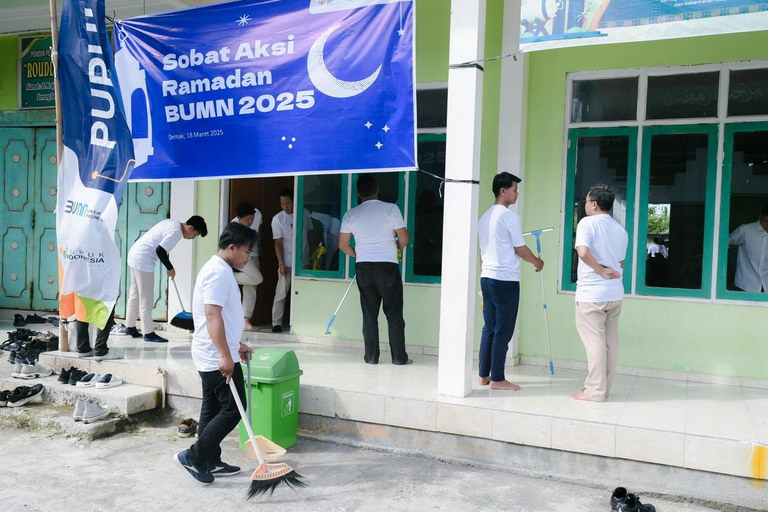 Program Sobat Aksi Ramadan, Pupuk Indonesia Gelar Aksi Bersih-Bersih di Ponpes Demak 